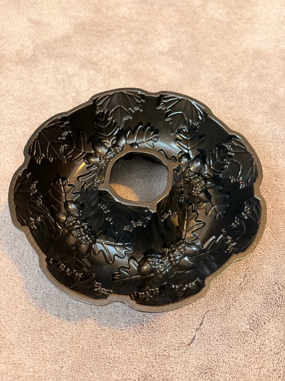 Nordic Ware Autumn Wreath Bundt Pan 10 Cup Acorn Leaf Fall Made USA